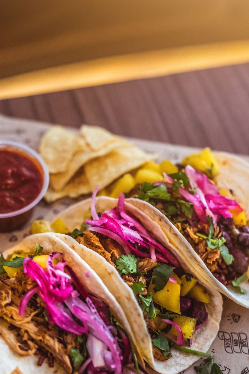 Tacos Bala com cebola roxa, manga e coentros